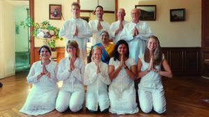 Teachers en studenten Indian Classic Yoga die werken met chakra's